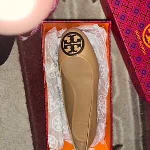 Tory Burch 
BLOND / GOLD
BENTON 2 BALLET FLAT
NAPPA LEATHER
SIZE US
6.5